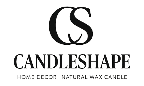 Candleshape – vieta, kur susijungia estetika, jaukumas ir natūralumas. Čia gimsta rankų darbo rapsų vaško žvakės, sukurtos iš natūralių, netoksiškų ir tvarių medžiagų. Kiekviena žvakė tampa ne tik šviesos šaltiniu, bet ir elegantiška interjero detale, užpildančia tuščias erdves ir suteikiančia jaukumo pojūtį.
Mūsų kolekcijos skirtos tiems, kurie ieško ne tik grožio, bet ir atsakingo pasirinkimo. 
Skirtingai nei parafino žvakės, kurios gaminamos iš naftos produktų, išskiria kenksmingus junginius ir teršia tiek namų, tiek gamtinę aplinką, mūsų pasirinkimas yra natūralus vaškas. Rapsų vaško žvakės yra visiškai netoksiškos, švariai degančios ir sveikos tiek jums, tiek jūsų namams.

Kaip ir sojų vaško žvakės, jos yra natūralios, ilgaamžės ir saugios, tačiau rapsų vaškas turi papildomą privalumą – jis gaminamas Europoje. Tai reiškia, kad pasirinkdami Candleshape jūs renkatės tvaresnį sprendimą, nes sojų vaškas dažniausiai importuojamas iš JAV ar Azijos, o rapsų vaškas yra artimesnis, mažiau keliaujantis ir draugiškesnis aplinkai.
Candleshape – tai namų dekoras, minimalistinės formos ir išskirtiniai akcentai, tinkantys tiek kasdienai, tiek ypatingoms progoms.